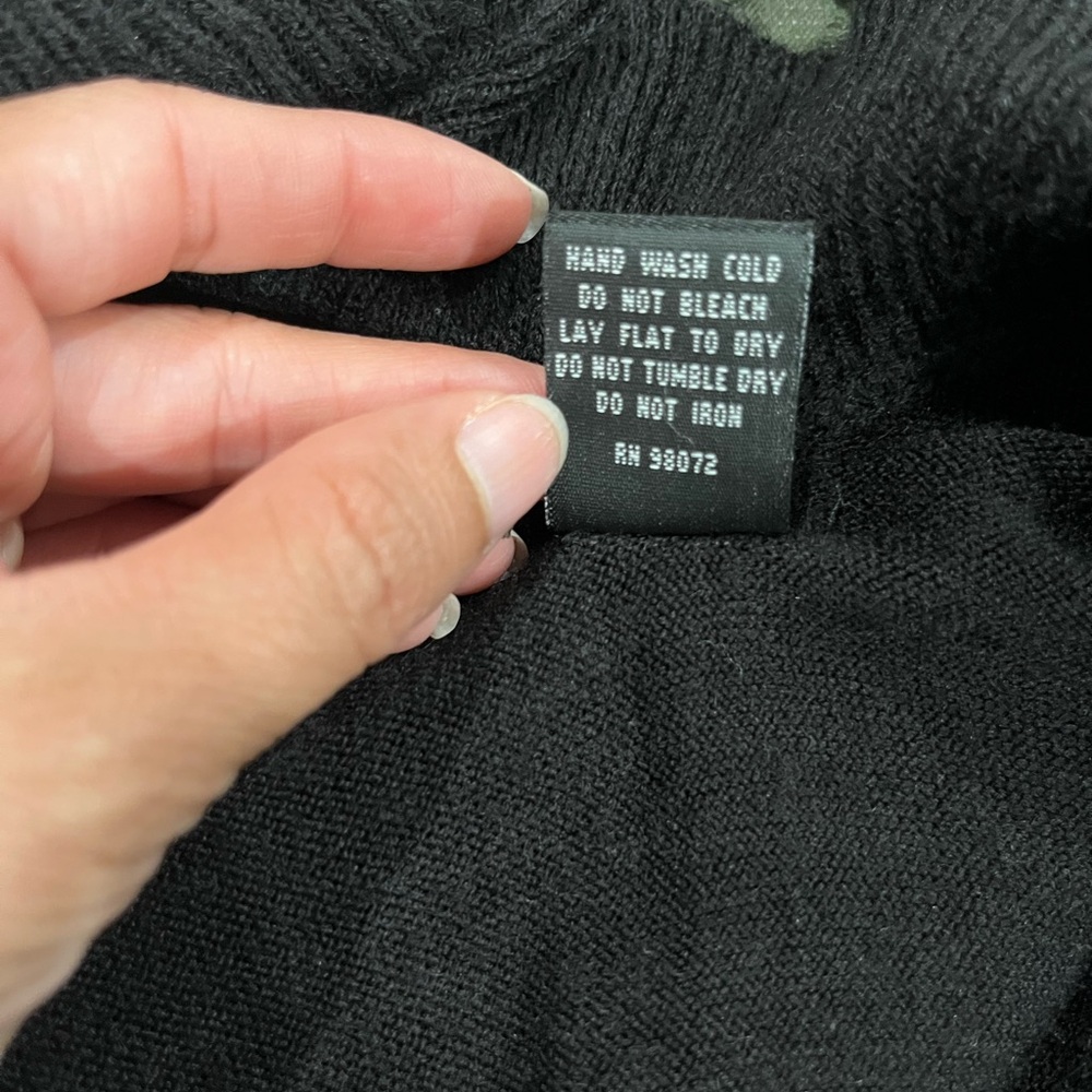 Black Ruffled Cape - Picture 10 of 11